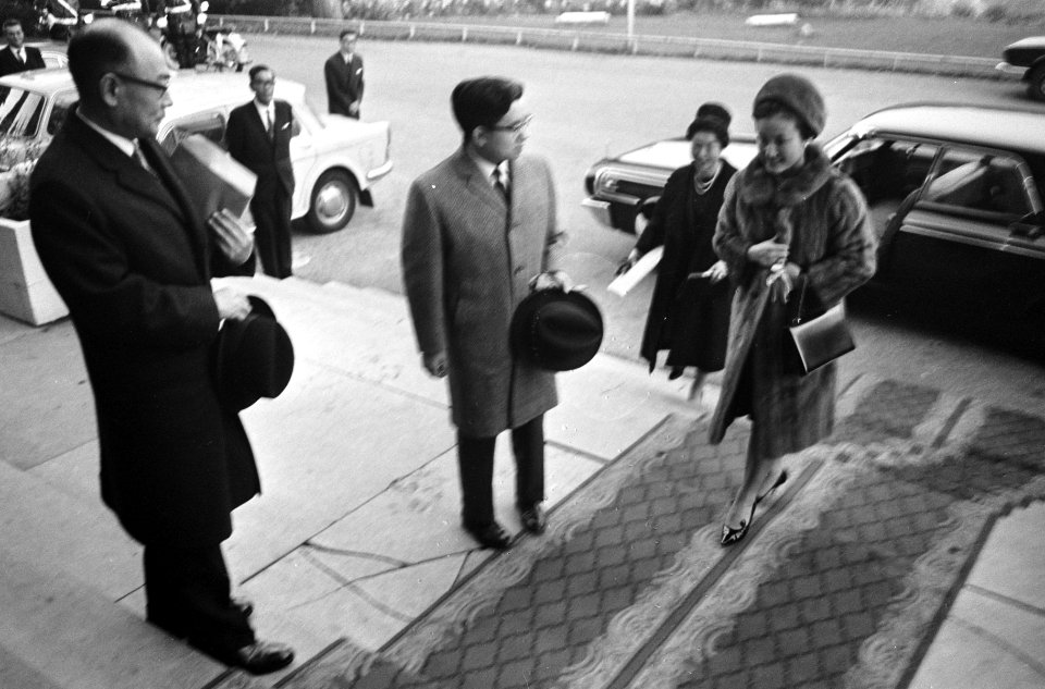 Prins Masahito en echtgenote prinses Hanako en links Japanse ambassadeur Iseki, Bestanddeelnr 918-3537