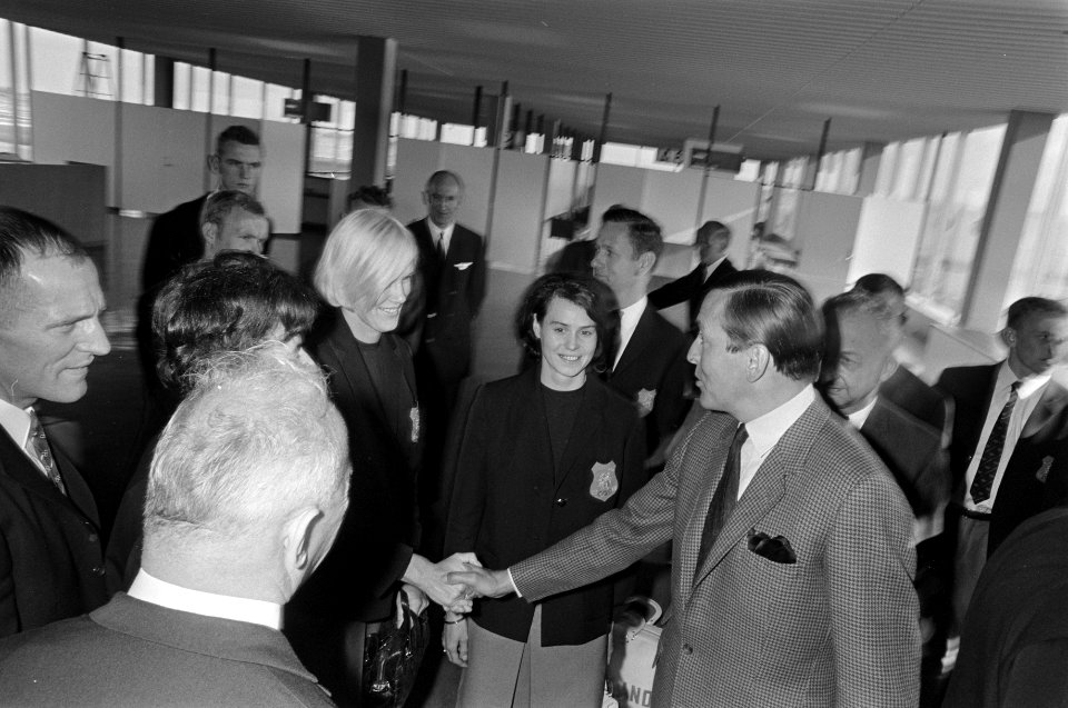 Prins Claus schudt de hand van een lid van de olympische ploeg, Bestanddeelnr 921-6987