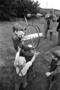 Prins Maurits (l) hangt aan de zonnewijzer, Bestanddeelnr 924-6327