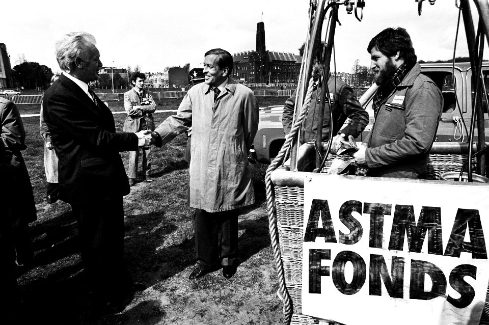 Prins Claus symbolisch startsein voor opstijgen van ballon van Nederlands Astmafonds i.v.m. landelijke collectie, Bestanddeelnr 931-4450