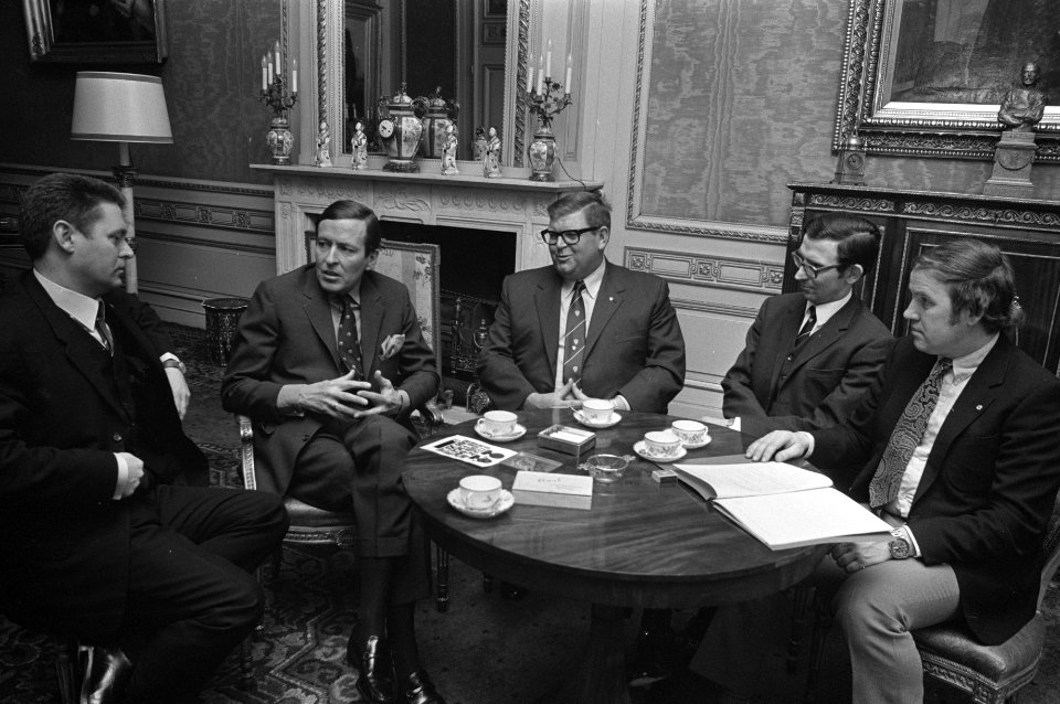 Prins Claus spreekt met leden International Royce Pepin in Den Haag, Bestanddeelnr 925-3331