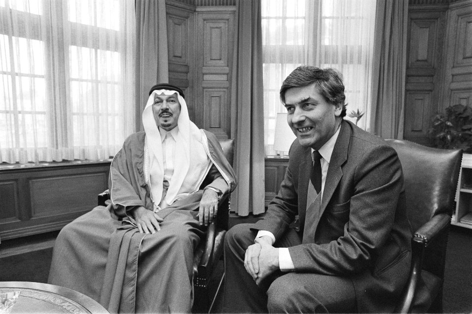 Prins Talal bin Abdual Aziz al Saud (Saoedi Arabie) al voorzitter AG-Fund en spe, Bestanddeelnr 932-9071