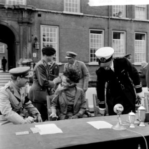 Prinses Beatrix bezoekt KMA te Breda, Prinses Beatrix, Bestanddeelnr 916-8457