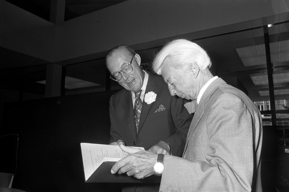 Prins Bernhard reikt Erasmusprijs uit in Van Goghmuseum aan Sir Ernst Gombrich e, Bestanddeelnr 928-1610