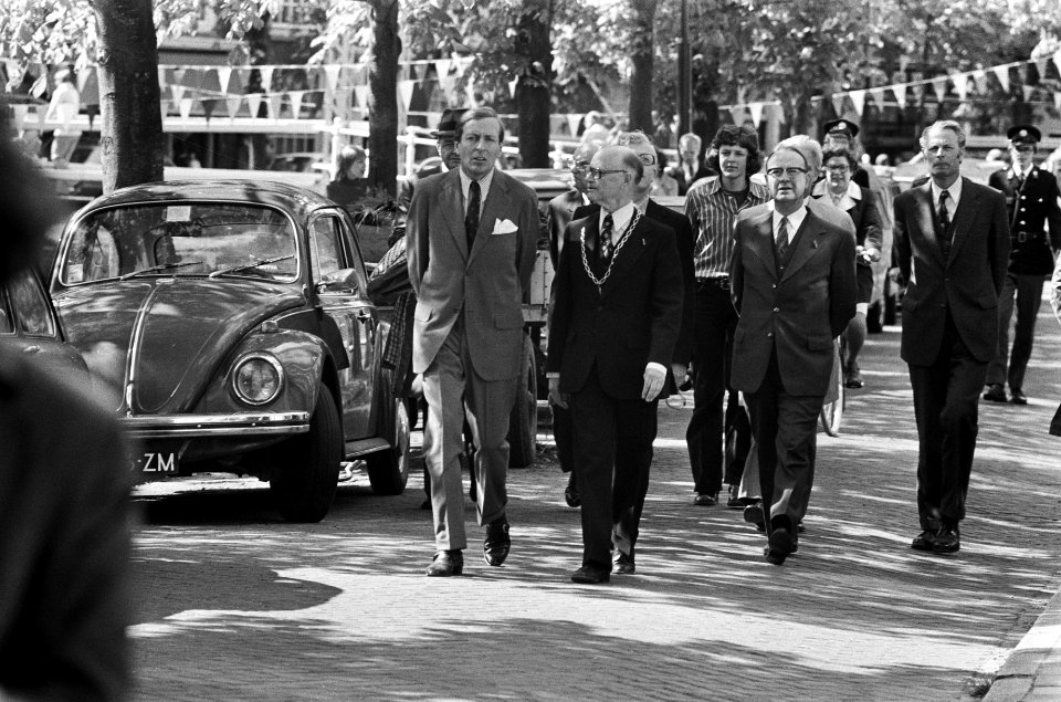 Prins Claus tijdens een wandeling door Weesp met burgemeester Kooiman, Bestanddeelnr 927-9224