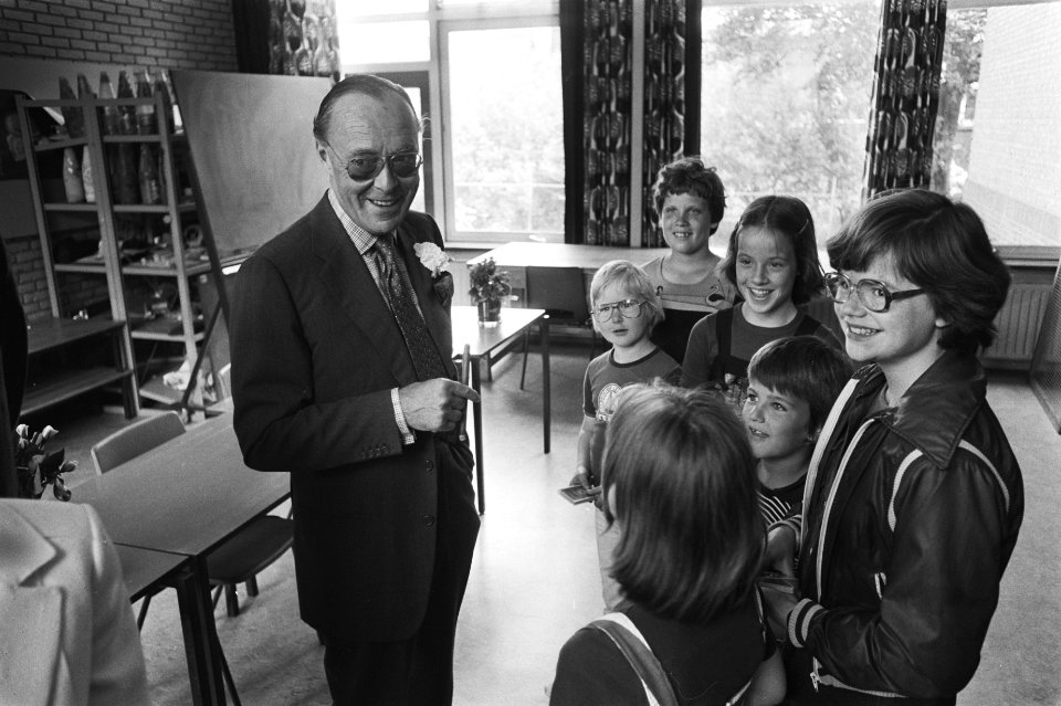 Prins Bernhard opent nieuw raadhuis in Waddinxveen Prins Bernhard en schoolkind, Bestanddeelnr 929-7260