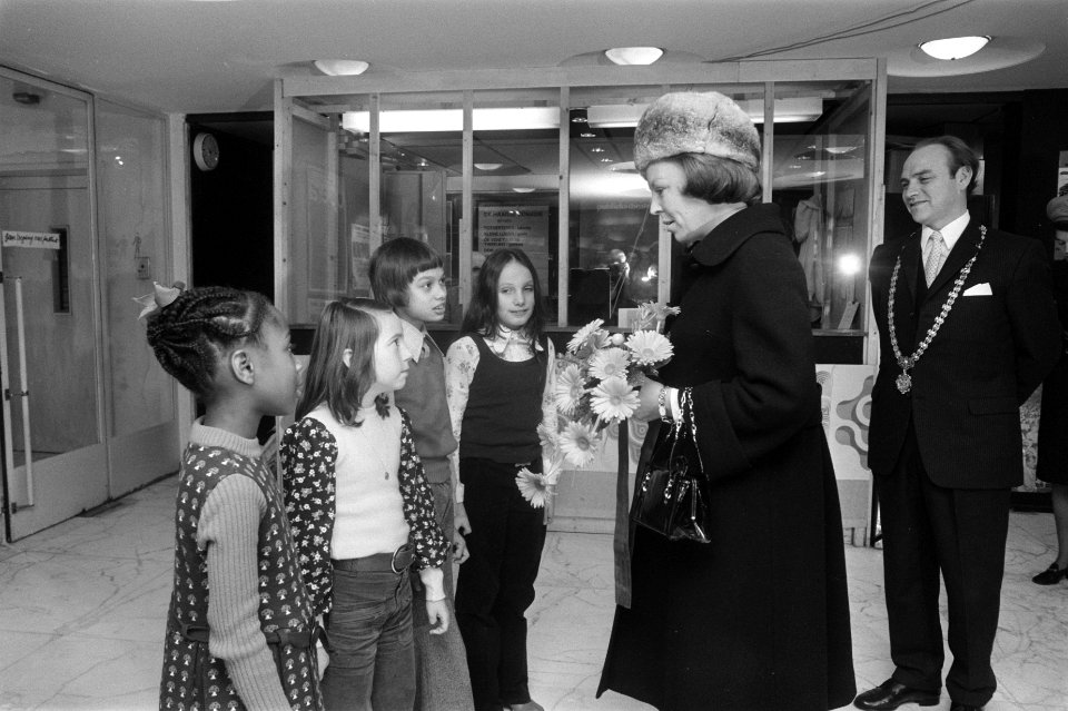 Prinses Beatrix bij opening tentoonstelling Tekeningen uit SOS-kinderdorpen in, Bestanddeelnr 927-5569