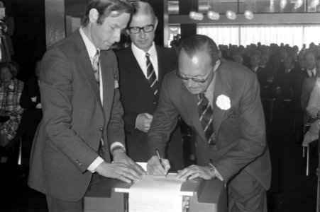 Prins Bernhard opent nieuw hoofdkantoor Siemens Nederland NV te Den Haag , prins, Bestanddeelnr 925-9073