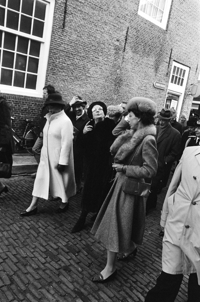 Prinses Juliana en minister Smit-Kroes wandelen door Zierikzee, Bestanddeelnr 932-4864