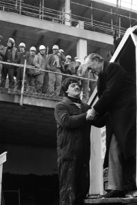 Prins Bernhard slaat eerste paal in Zoetermeer voor uitvoeringsfase twee van het, Bestanddeelnr 932-8160