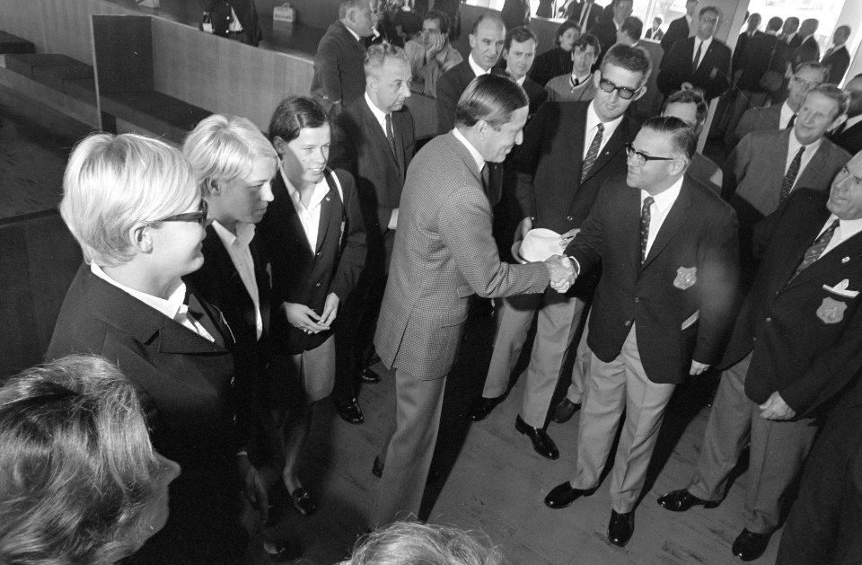 Prins Claus schudt de hand van een lid van de olympische ploeg, Bestanddeelnr 921-6988