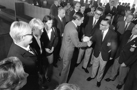 Prins Claus schudt de hand van een lid van de olympische ploeg, Bestanddeelnr 921-6988