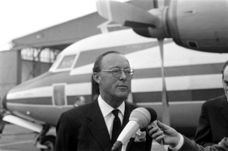 Prins Bernhard staat journalisten te woord, Bestanddeelnr 923-4306