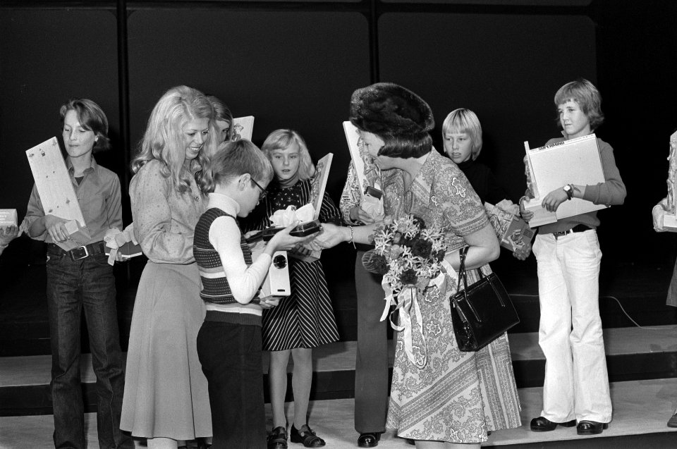 Prinses Beatrix bij kleurendiawedstrijd voor schookinderen in Den Haag Prinses, Bestanddeelnr 928-2470