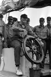 Prins Willem Alexander bij de marine Prins Willem Alexander aan het roer van he, Bestanddeelnr 933-4196