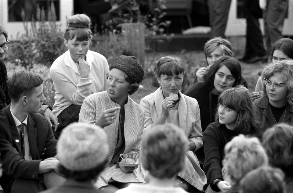 Prinses Beatrix bracht bezoek jeugdfestival Velp, thee drinken in de tuin, Bestanddeelnr 914-2453