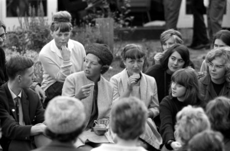 Prinses Beatrix bracht bezoek jeugdfestival Velp, thee drinken in de tuin, Bestanddeelnr 914-2453