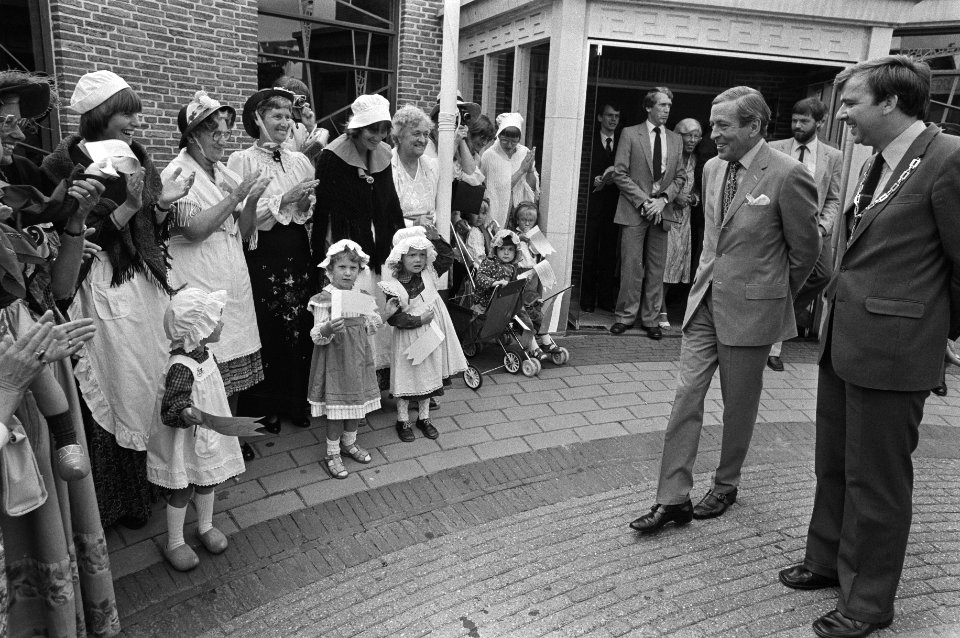 Prins Claus tijdens een wandeling door het 700 jarig bestaande Nootdorp, Bestanddeelnr 931-6486