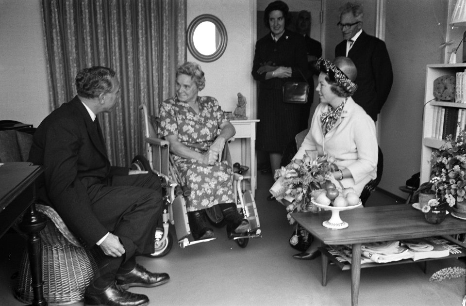 Prinses Beatrix bracht een bezoek aan een woning voor polio-patienten, vlnr , Bestanddeelnr 914-2948