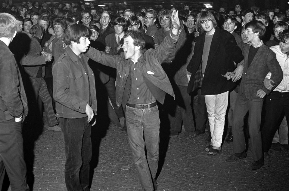 Prins geboren, juichende provos op de Dam, Bestanddeelnr 920-2758
