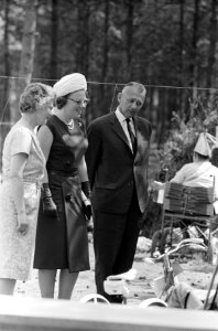 Prinses Beatrix bracht bezoek aan de Marijke-hoeve te Hattem, Bestanddeelnr 914-1543
