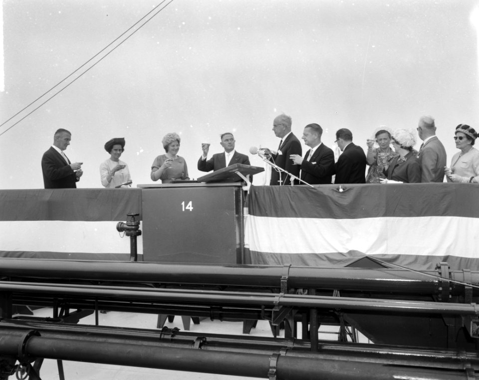 Prinses Beatrix doopte grootste tanker Esso Den Haag op Noordzee, Bestanddeelnr 915-3329