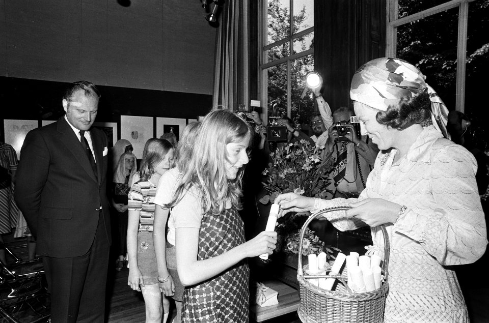 Prinses Beatrix deelt opgerolde bloemen uit aan kinderen, Bestanddeelnr 927-9828