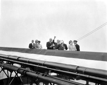 Prinses Beatrix doopte grootste tanker Esso Den Haag op Noordzee, Bestanddeelnr 915-3324