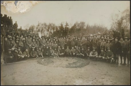 Prins Hendrik temidden van een grote groep padvinders, burgers en militairen., Bestanddeelnr 158-2227