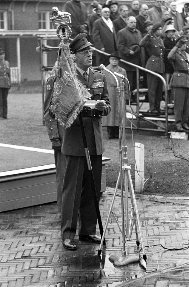 Prins Bernhard reikt nieuwe standaard uit aan de huzaren van Boreel Prins Bernh, Bestanddeelnr 913-2872