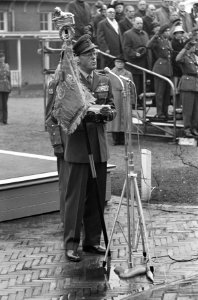 Prins Bernhard reikt nieuwe standaard uit aan de huzaren van Boreel Prins Bernh, Bestanddeelnr 913-2872