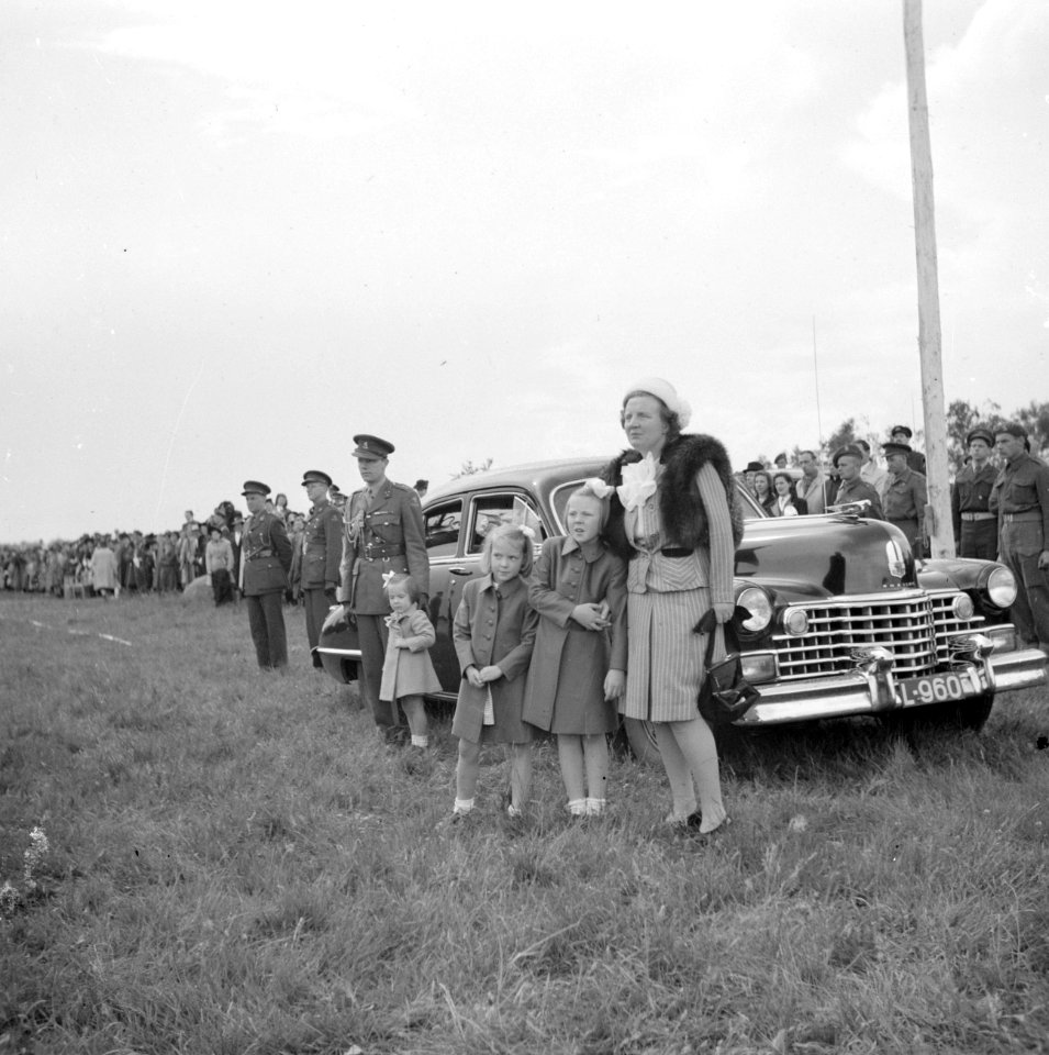 Prinses Juliana en de prinsessen Beatrix, Irene en Margriet na aankomst op de vl, Bestanddeelnr 255-7675