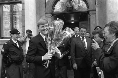 Prins Willem Alexander 21 jaar krijgt bloemen aangeboden door publiek bij verla, Bestanddeelnr 934-2385