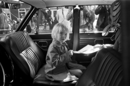 Prins Willem Alexander eerste dag naar Baarnse Montessori kleuterschool, Willem-, Bestanddeelnr 925-8219