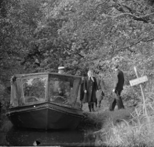 Prinses Beatrix bracht bezoek aan Giethoorn De prinses in de punter, Bestanddeelnr 915-5648