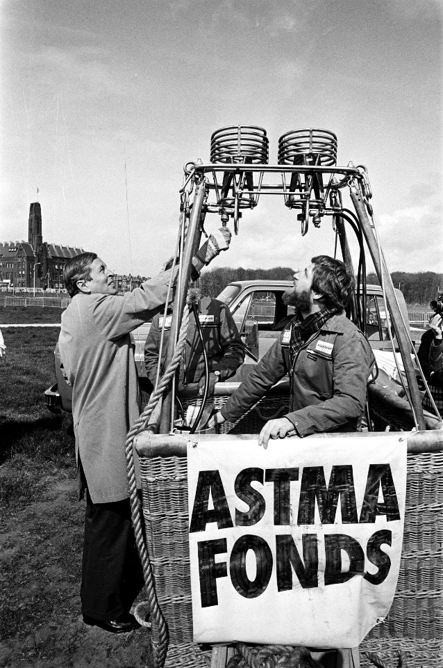 Prins Claus symbolisch startsein voor opstijgen van ballon van Nederlands Astmafonds i.v.m. landelijke collectie, Bestanddeelnr 931-4448