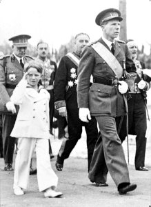 Prins Karel van Belgie als regent naast hem Boudewijn, Bestanddeelnr 920-6008