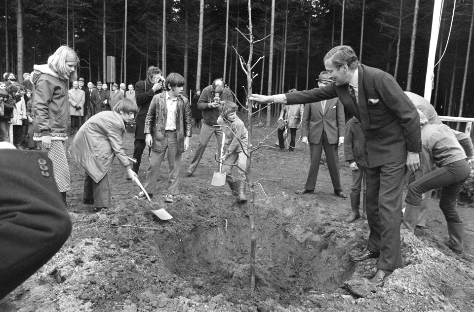 Prins Claus plant miljoenste boom in Berg en Bos te Apeldoorn, Bestanddeelnr 925-4933