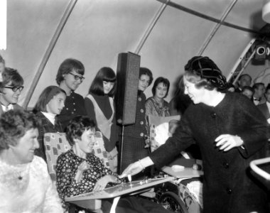 Prinses Beatrix bij het openen van paviljoen De Schelp te Scheveningen de prins, Bestanddeelnr 918-4995