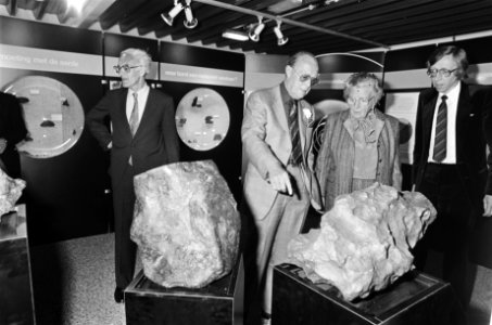 Prinses Juliana en prins Bernhard bij opening van het Zeiss planetarium op Flori, Bestanddeelnr 932-1170