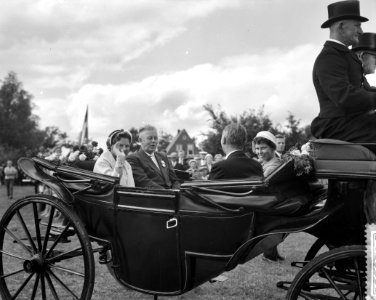 Prinses Beatrix bezoekt Friesland en Groningen, prinses Beatrix in rijtuig, Bestanddeelnr 910-6330