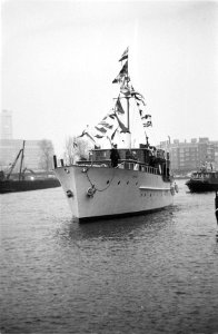 Prinses Juliana en Prins Bernhard hebben in Rotterdam het motorjacht Piet Hein o, Bestanddeelnr 931-2114
