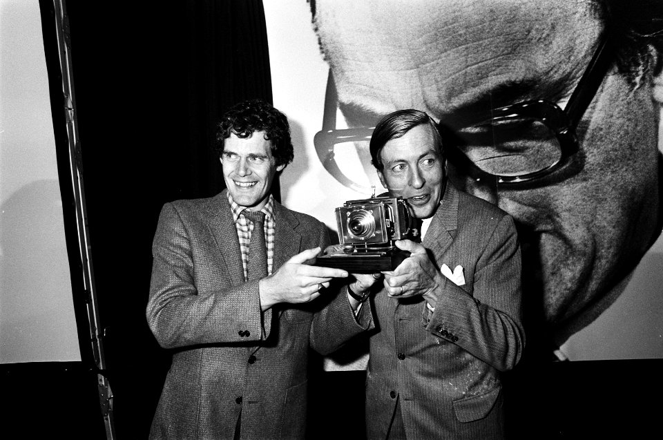 Prins Claus reikt de prijs aan de winnaar uit tegen de wand de winnende foto, v, Bestanddeelnr 930-5857