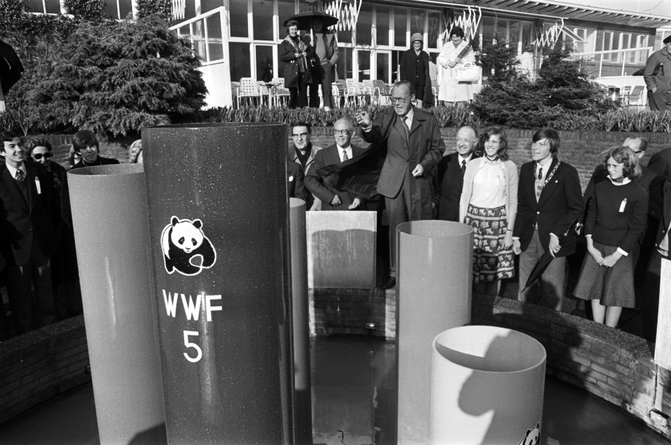 Prins Bernhard stelt wensvijver voor Wereldnatuurfonds in Madurodam, in gebruik, Bestanddeelnr 928-5559