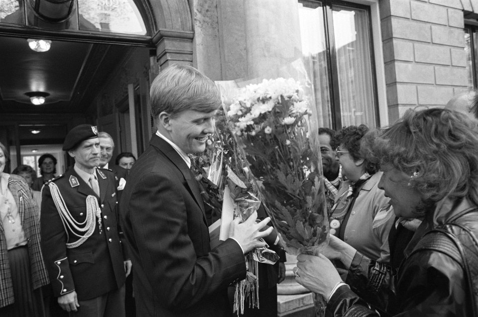 Prins Willem Alexander 21 jaar krijgt bloemen aangeboden door publiek bij verla, Bestanddeelnr 934-2384