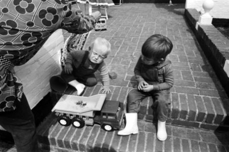 Prins Maurits (r) en prins Bernhard jr., Bestanddeelnr 924-6325