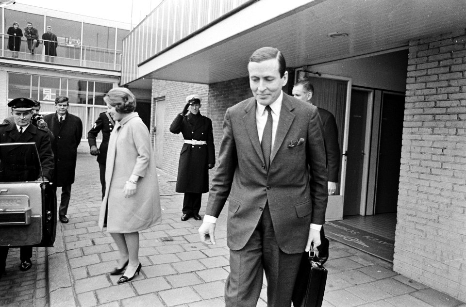 Prins Claus van Schiphol vertrokken, prins Claus begeeft zich naar de auto, Bestanddeelnr 920-0148
