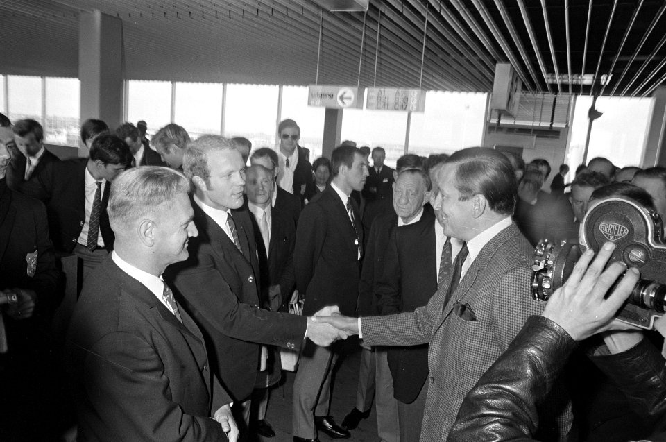 Prins Claus schudt de hand van een lid van de olympische ploeg, Bestanddeelnr 921-6990