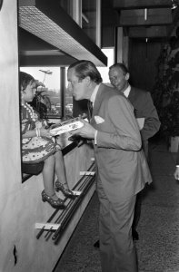 Prins Claus tijdens de rondleiding, Bestanddeelnr 924-5427