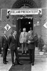 Prins Claus wordt ontvangen door de burgemeester van Yerseke, de heer Cornelis P, Bestanddeelnr 920-4852